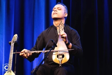 Stelios Petrakis playing the lyra